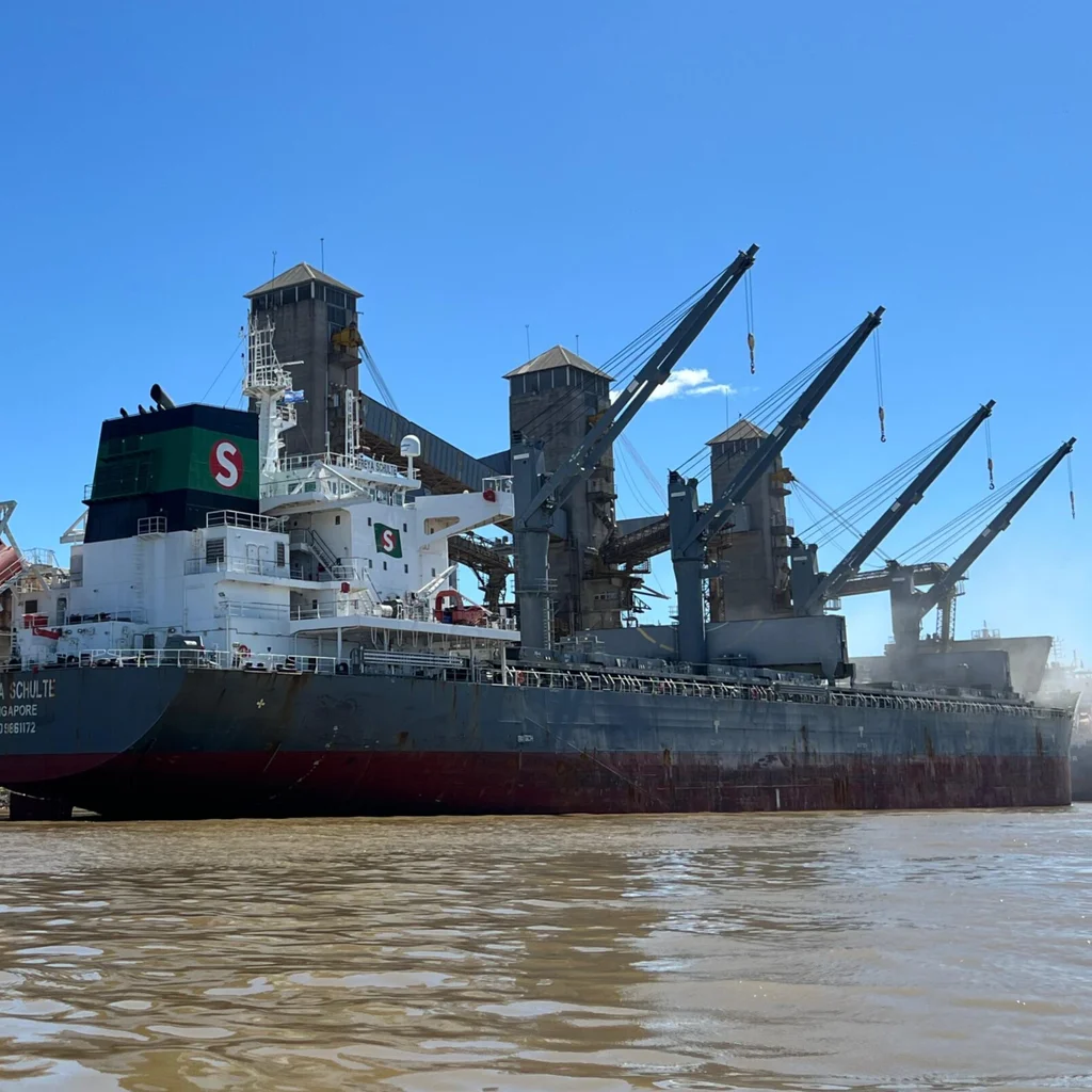 Puerto fluvial sobre el río Paraná